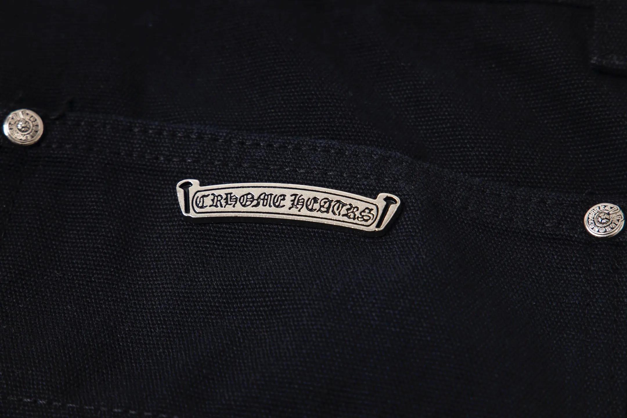 P290 💰 (Top version) Chrome Hearts/Chrome Hearts 25FW CH workwear logging large cross patchwork leather limited sale jeans Chrome Hearts' pants with the most popular colors are made of beaded canvas fabric, and heavy washing makes the upper body of the fabric more textured and the pants are tall and straight! The three-dimensional cutting of the whole trousers is a masterpiece! The hardware is customized by zp. The beaded canvas fabric is thick and soft after being washed. It has good breathability. Customized small leather label. Unique design. The details are simple and elegant, and the workmanship is exquisite. The whole trousers are neatly routed and the details are in place! It’s so cool that both men and women can easily control the genderless trend! Color: Black Size: 28-30-32-34-36 (corresponds to S-M-L-XL-XXL)